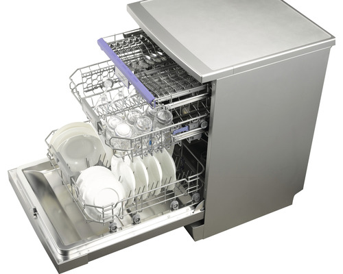 Open vaatwasser met vaatwerk en glazen