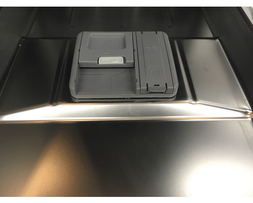 Interieur van een vaatwasser met een doseerbak voor afwasmiddel