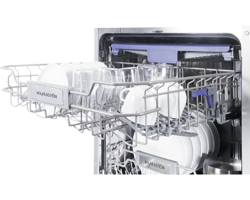 Open vaatwasser met vaatwerk en glazen in de vaatkorf