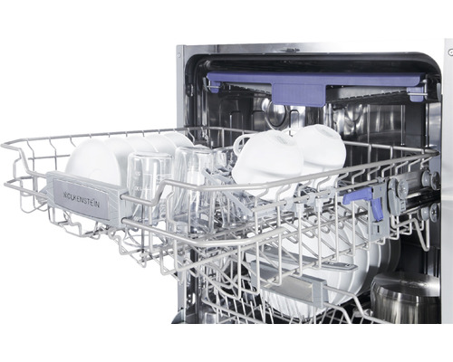 Interieur van een vaatwasser met vaatwerk in de korf