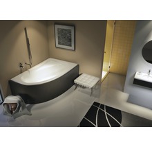 Moderne badkamer met bad, douchecabine, wastafel en kruk