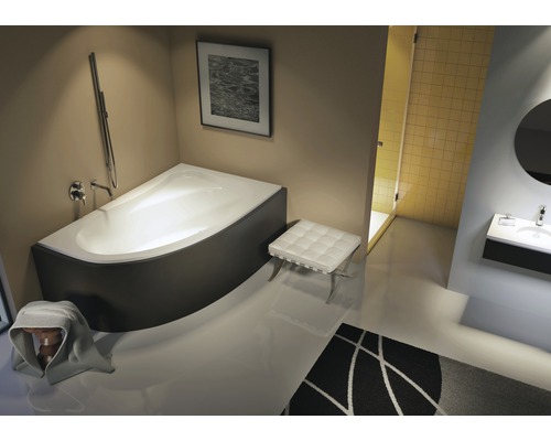 Moderne badkamer met bad, douchecabine, wastafel en kruk