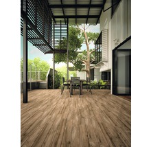 Terras met houten vloer en tuintafelgroep