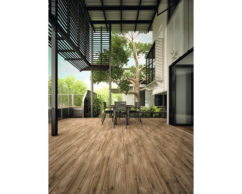 Terras met houten vloer en tuintafelgroep