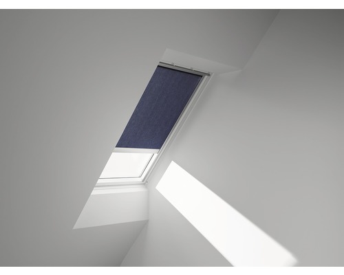 VELUX Rolgordijn lichtdoorlatend bediening op zonne-energie RSL M31 9050S donkerblauw Dakvenster met half gesloten rolgordijn