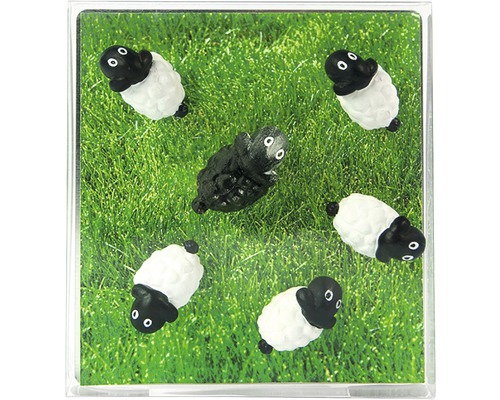 Decoratieve miniatuurschapen op een achtergrond van gras