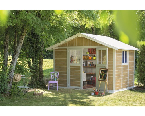 Tuinhuis met open deuren, schildersezel en kunstbenodigdheden in de tuin