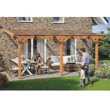 Familie onder een houten terrasoverkapping met glazen dak en tuinmeubelen.
