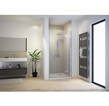 Lichte badkamer met douche, wastafel en handdoekradiator