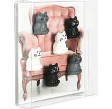 Decoratieve magneten in de vorm van katten voor een afbeelding van een stoel