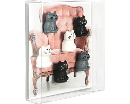 Decoratieve magneten in de vorm van katten voor een afbeelding van een stoel