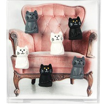 Decoratie met katfiguren voor een fauteuil