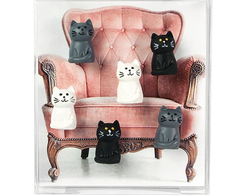 Decoratie met katfiguren voor een fauteuil