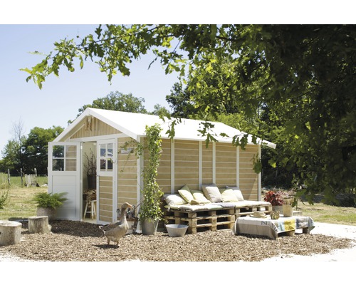 Tuinhuis met zithoek van pallets en een gans in de tuin