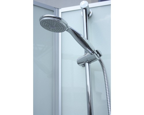 Douchekop met glijstang en slang in de badkamer