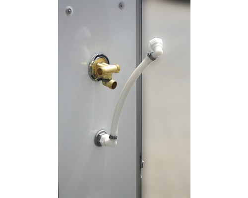 Wateraansluiting en slang op een douchewand