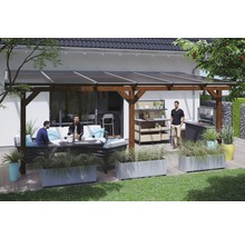 Overdekt terras met barbecue, meubels en plantenbakken