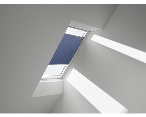 VELUX Plissé honingraat verduisterend handbediend FHC S31 1156S blauw Dakvenster met blauw plisségordijn in een heldere kamer