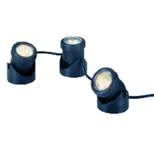 Drie zwarte tuinspots verbonden door een kabel