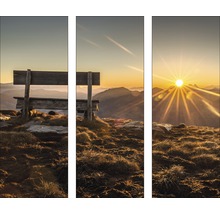 Meerdelige muurdecoratie met bank op een bergtop bij zonsopgang