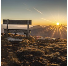 Houten bank met uitzicht op berglandschap bij zonsopgang