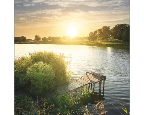Zonsondergang boven een meer met houten steiger