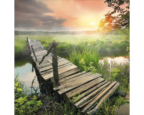 PURE LIVING Schilderij glas Lonely Lake III 20x20 cm Houten voetgangersbrug over een beek in een landelijke omgeving bij zonsopgang