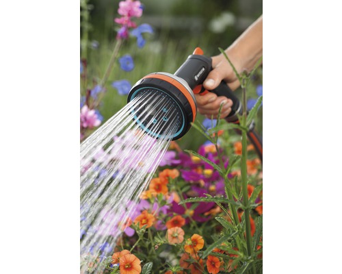 Handsproeier voor het besproeien van bloemen in de tuin
