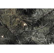 Close-up van een kerstboom met verlichting en sneeuw