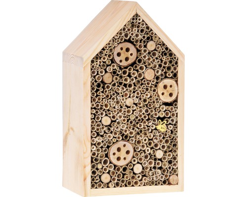 Houten insectenhotel met bamboestokken en houten schijven