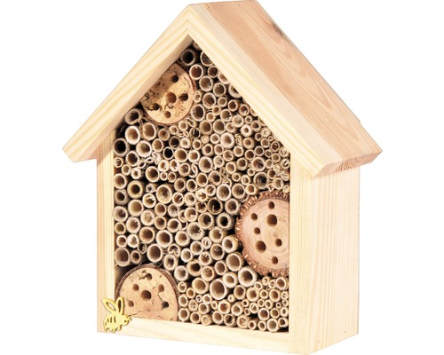 Houten insectenhotel met buizen en houten schijven