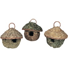 Drie decoratieve kleine dierenhuisjes van natuurlijke materialen met een toegangsopening en ophangsysteem.