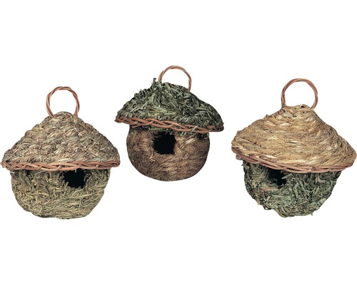 Drie decoratieve kleine dierenhuisjes van natuurlijke materialen met een toegangsopening en ophangsysteem.