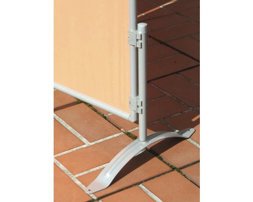 Detailopname van de metalen voet van een privacyscherm op een terras