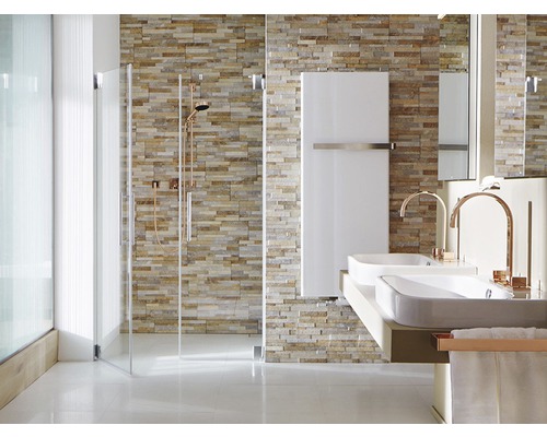 Badkamer met douche, wastafels en radiator voor stenen muur