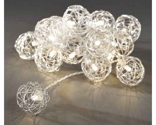 Decoratieve lichtslinger met bolvormige lampenkappen van draadgaas