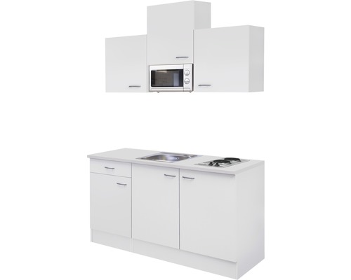 Witte kitchenette met spoelbak, kookplaat, magnetron en hangkasten.