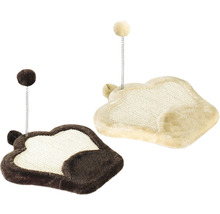 Twee krabpalen voor katten met een speelbal aan een veer