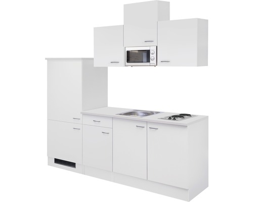 Witte keuken met hangkasten, magnetron, spoelbak en kookplaat