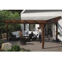 Houten terrasoverkapping met zitgroep in de tuin.