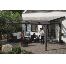 Overdekt terras met tuinmeubelen en twee personen
