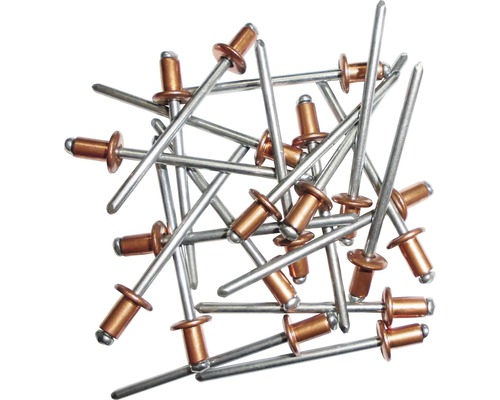 Meerdere metalen popnagels liggen over elkaar.