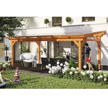 Terras met houten overkapping, tuinmeubelen en decoratieve planten voor een heldere en uitnodigende buitenruimte.
