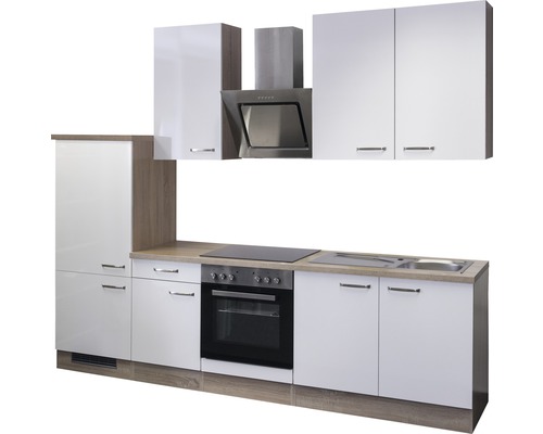 Keuken met spoelbak, kookplaat, oven, afzuigkap en bovenkasten