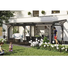 Houten terrasoverkapping met tuinmeubelen en planten in scène gezet.