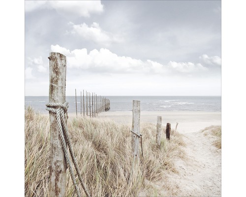 Decoratief strandmotief met houten palen en touw op de voorgrond