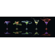 Vijf cocktailglazen met vloeistoffen in verschillende kleuren en spatten op een zwarte achtergrond