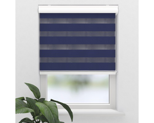 Raam met rolgordijn in gestreept patroon