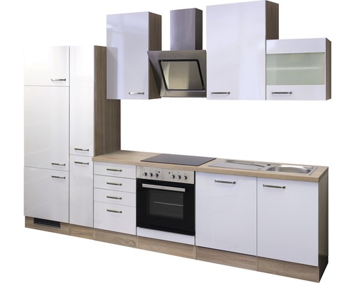 Inbouwkeuken met hoge kasten, hangkasten, afzuigkap, spoelbak en kookplaat