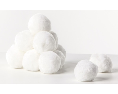 Piramide van kunstsneeuwballen